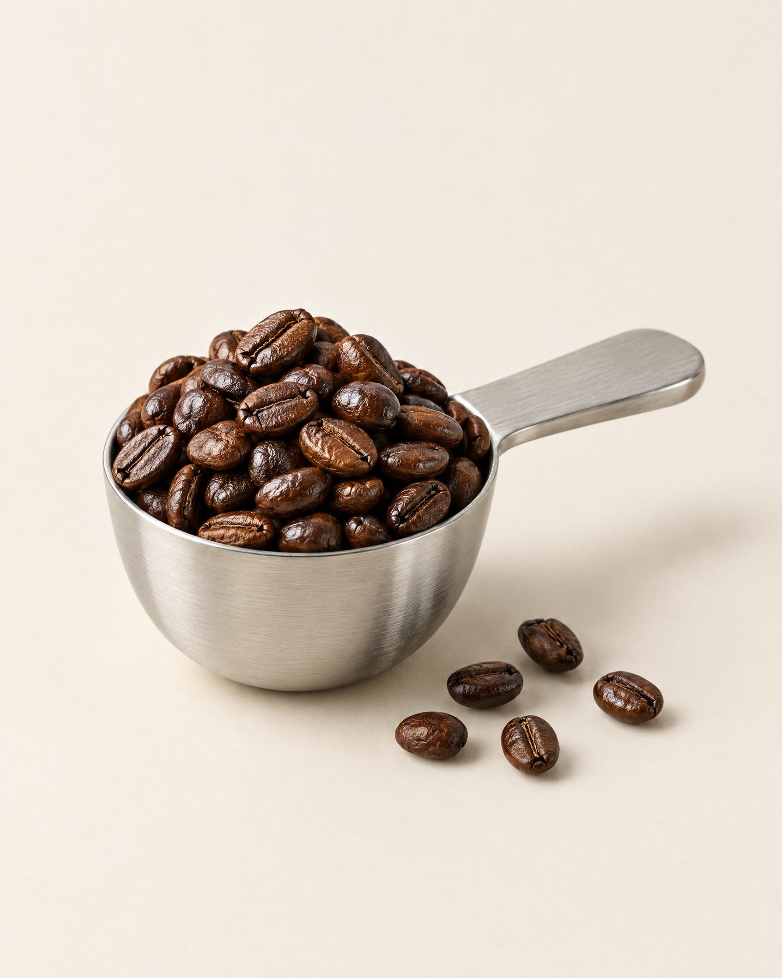 Schaufel mit ganzen, gerösteten Kaffeebohnen
